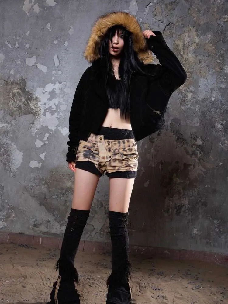 Low waist shorts and punk leg warmers【s0000010046】